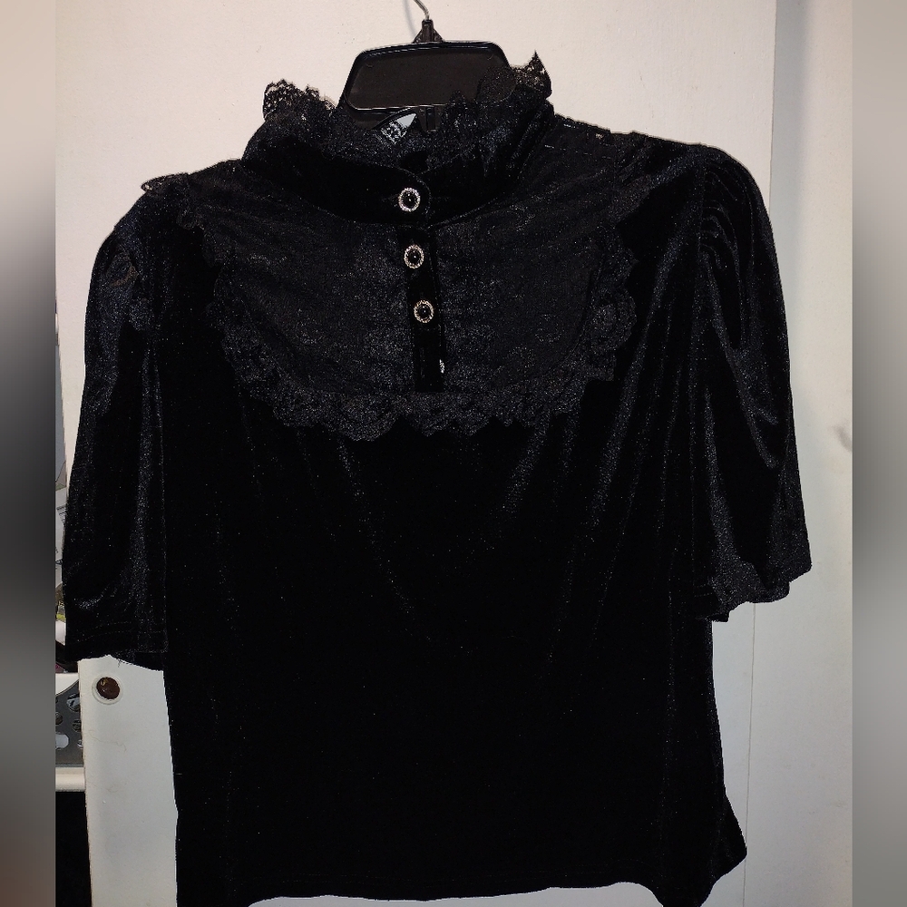 Romwe Gothic velvet crop lace collar top